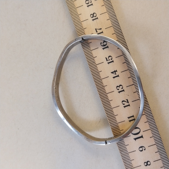 Elegant Sterlig Silver Wave Bangle - Picture 9 of 14
